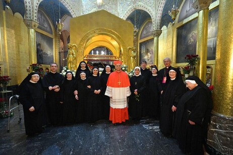Papa Leone XIV con le monache di Cascia in una foto fornita dalla fondazione