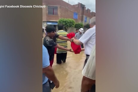 Coi piedi nel fango durante un'inondazione, Prevost in Peru' nel 2023