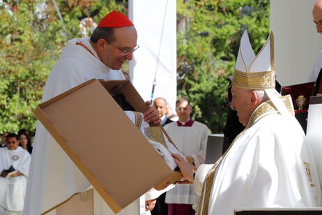 Papa celebra messa con casula donata all'Aquila a Bergoglio