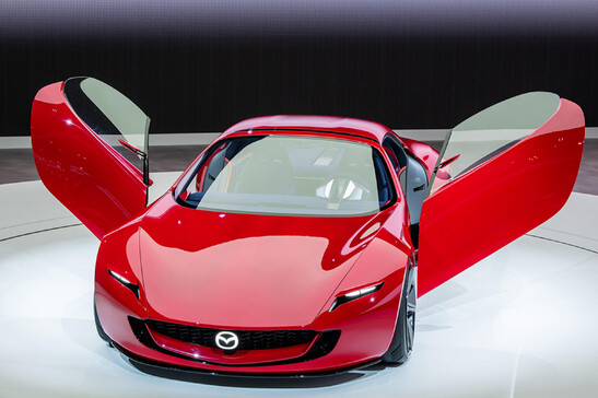 Mazda inventa per futura MX-5 elettrica il 'tutto al centro'