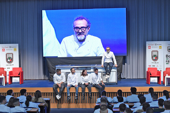 Studenti dell'Alberghiero a lezione con chef Bottura (foto In Cibum)