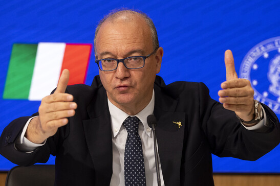 Valditara: "Estendere in Ue divieto smartphone a scuola"