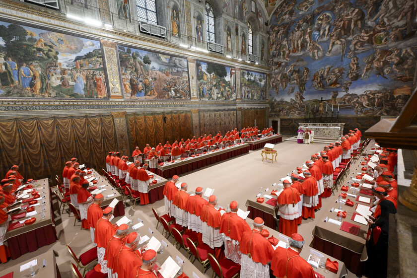 Al via la prima messa del Papa in Sistina