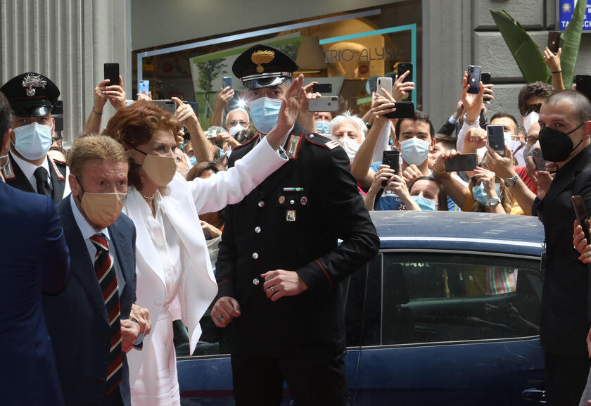 Mayor of Florence delivers city keys to Sophia Loren