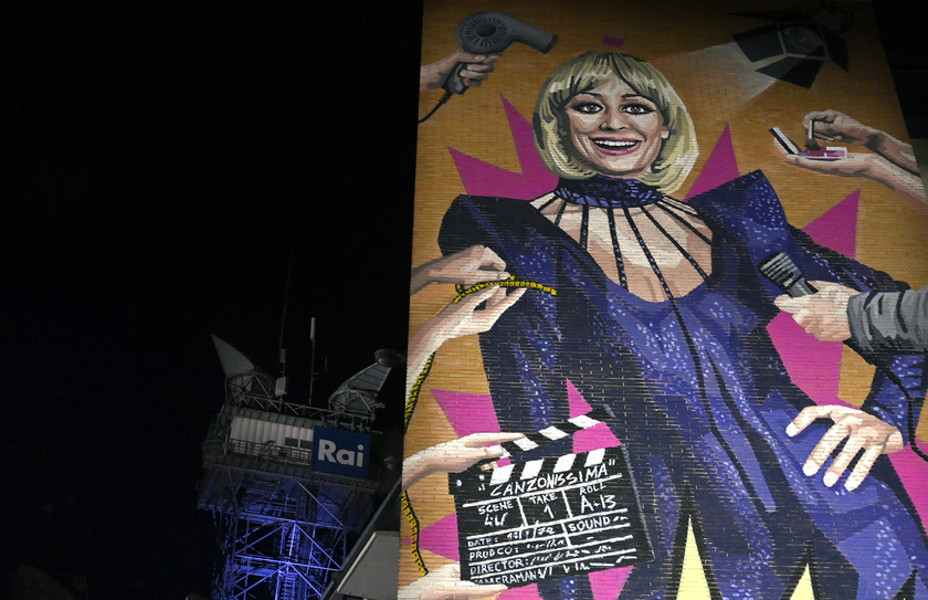 Un grande murales per Raffaella Carrà, omaggio della Rai