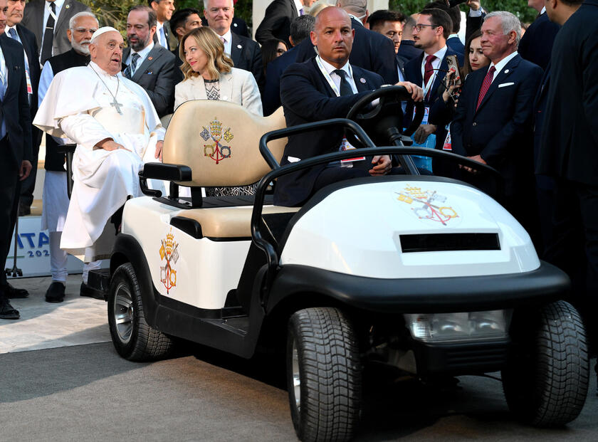 Papa Francesco e la premier Giorgia Meloni al G7 di Borgo Egnazia