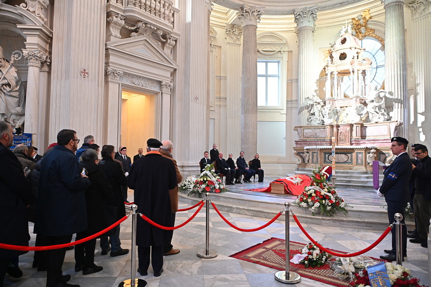 Vittorio Emanuele, aperta la camera ardente a Venaria Reale - RIPRODUZIONE RISERVATA