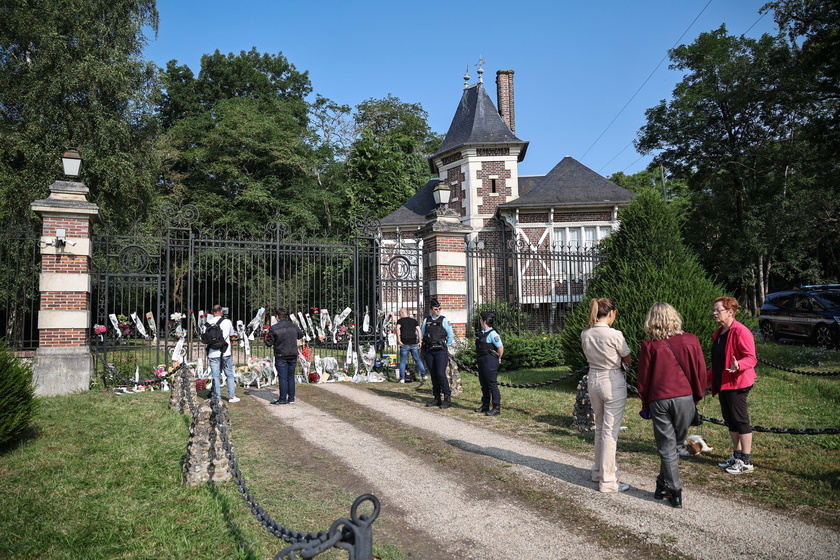 People pay tribute to late film icon Alain Delon in France