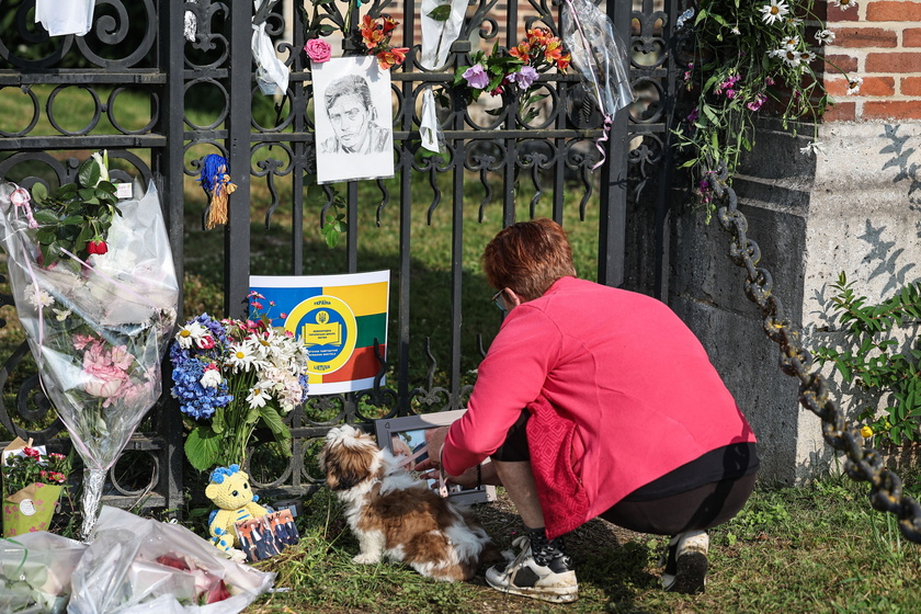 People pay tribute to late film icon Alain Delon in France