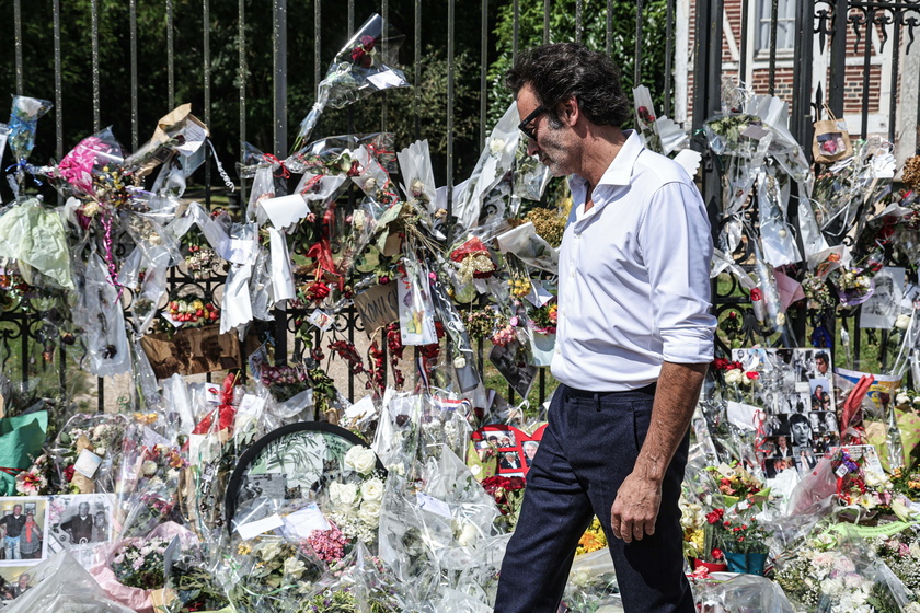 Familiari e fan si radunano per i funerali di Alain Delon