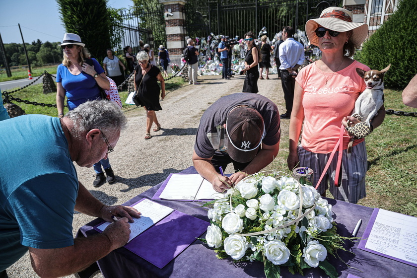 Familiari e fan si radunano per i funerali di Alain Delon