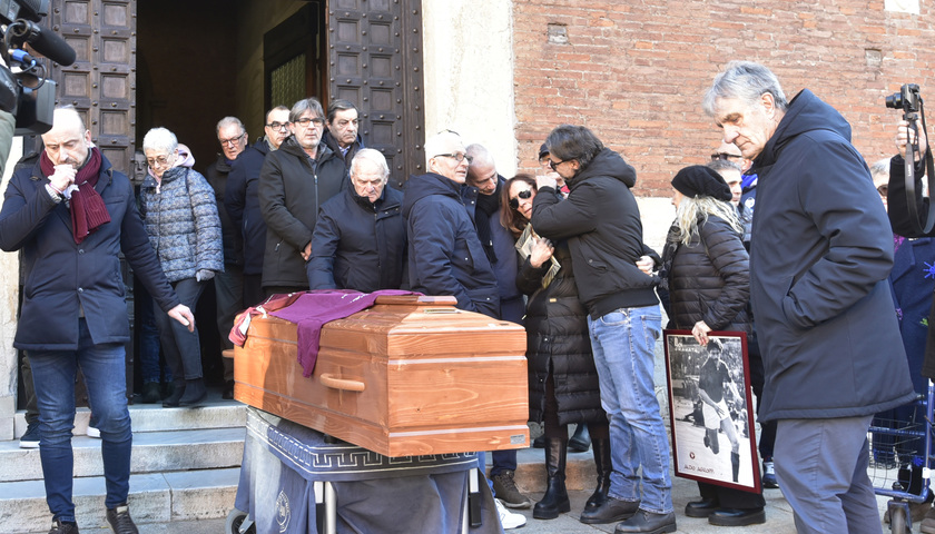 Agroppi: funerale ricorda le sue passioni, dal Toro a Elvis