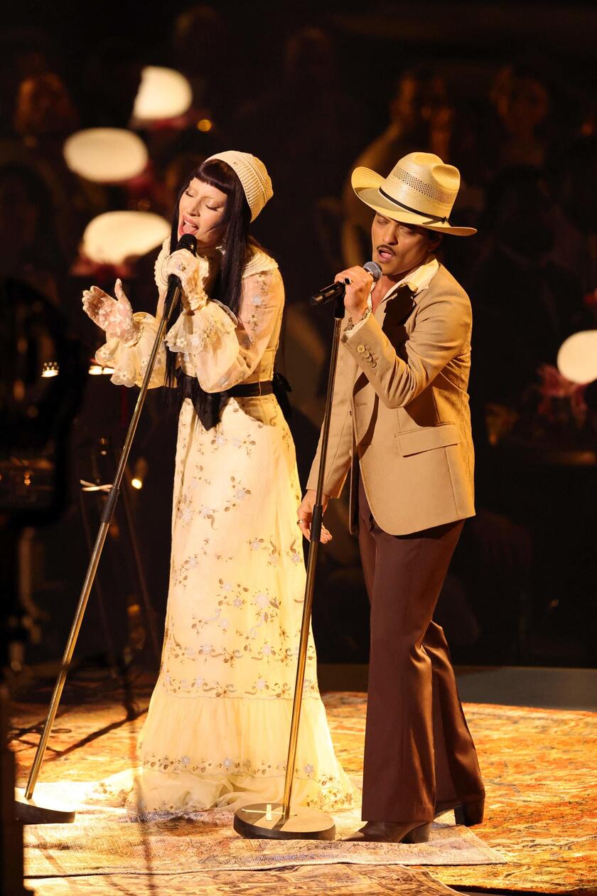 Grammy: Lady Gaga e Bruno Mars cantano 'California Dreamin''