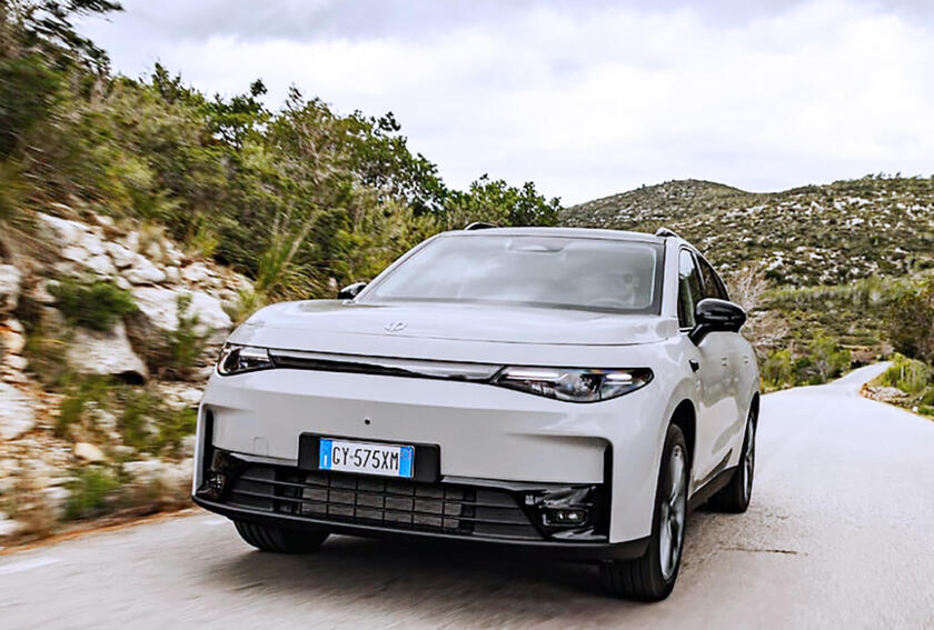 Suv elettrico Leapmotor C10 Range Extender