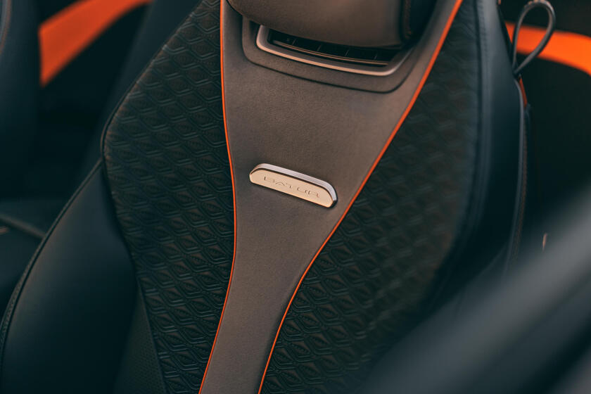 La Bentley Batur Convertible debutta a Dubai