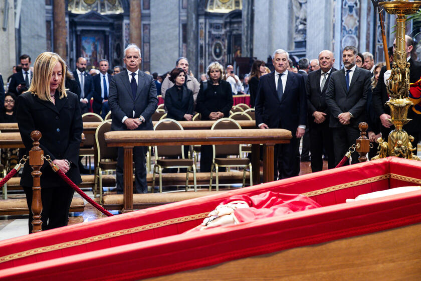 La salma di papa Francesco trasferita a San Pietro per l'ostensione