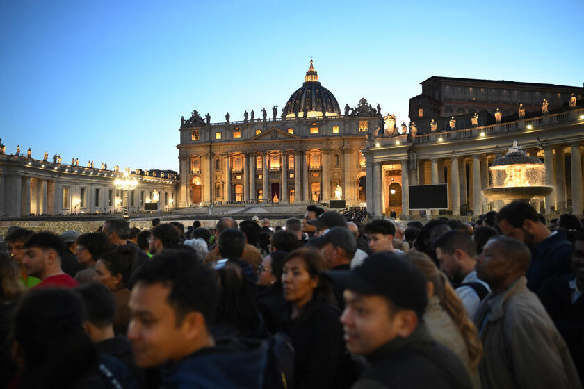 Salma papa Francesco in San Pietro per ostensione, in fila 100 mila persone