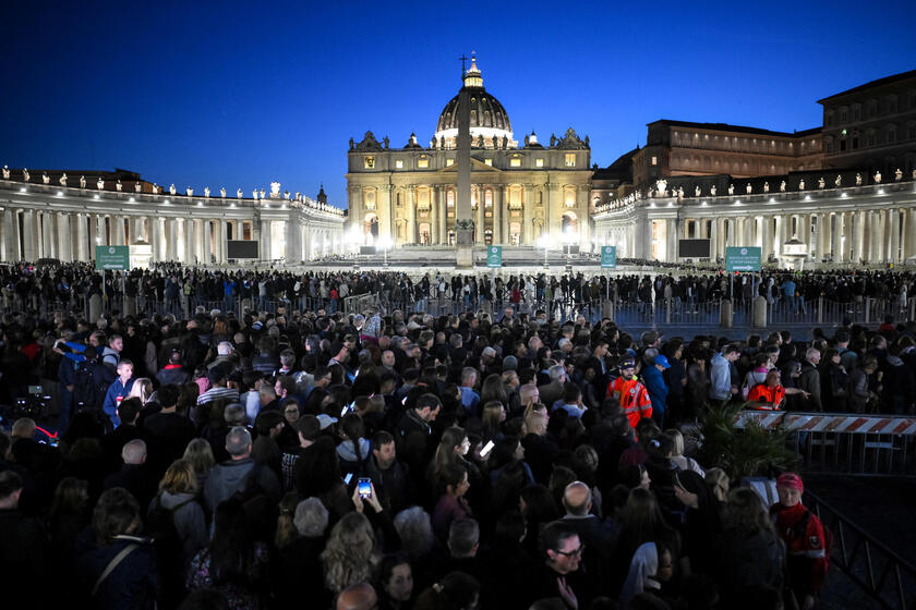 Salma papa Francesco in San Pietro per ostensione, in fila 100 mila persone