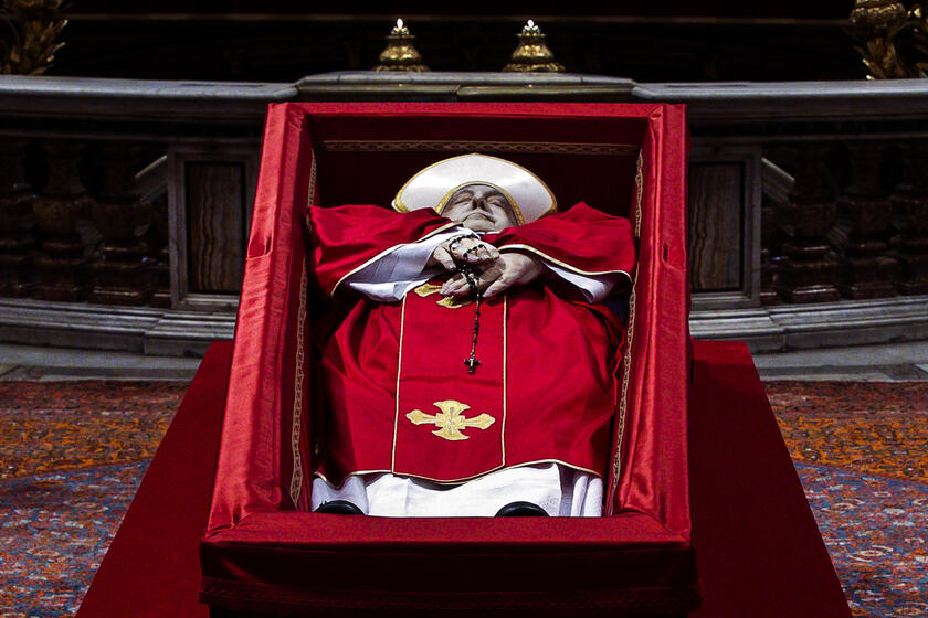 La salma di papa Francesco trasferita a San Pietro per l'ostensione