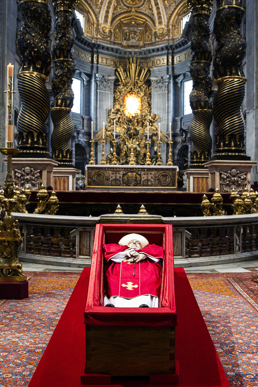La salma di papa Francesco trasferita a San Pietro per l'ostensione