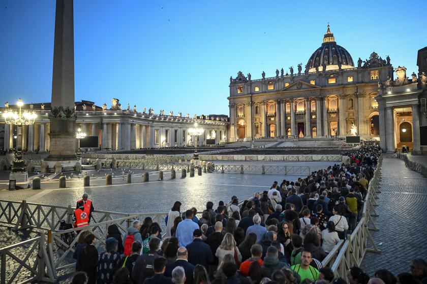 Salma papa Francesco in San Pietro per ostensione, in fila 100 mila persone