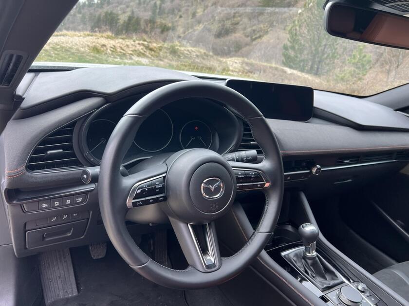 Mazda 3 e-Skyactiv G, crescono cilindrata ed equilibrio