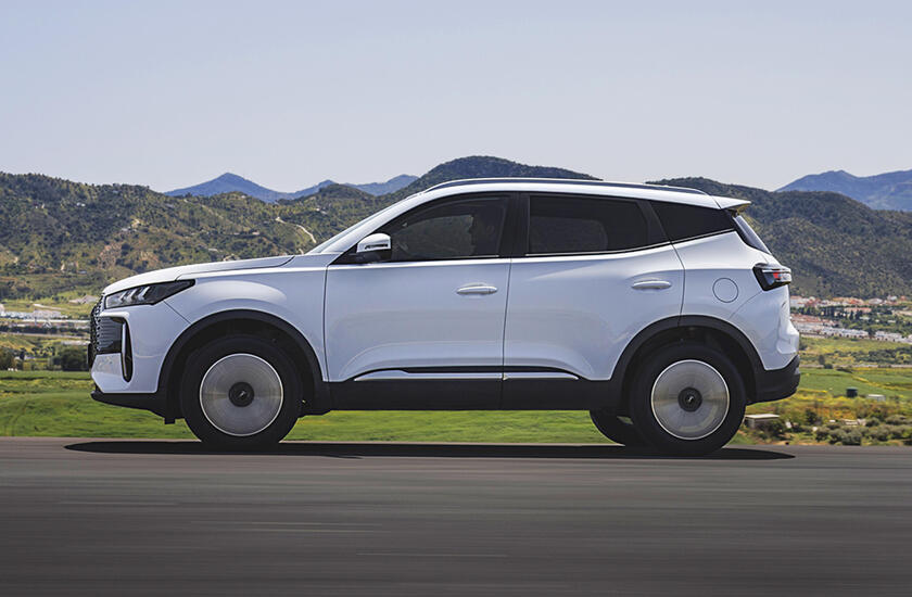 Nuovo suv compatto ibrido s400