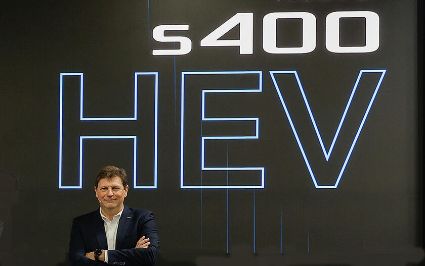 Nuovo suv compatto ibrido s400