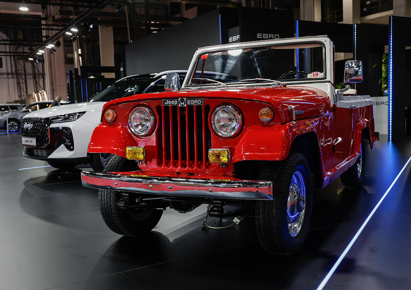 Nuovo suv compatto ibrido s400