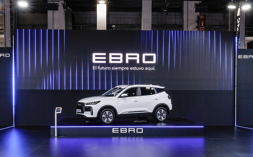 Nuovo suv compatto ibrido s400