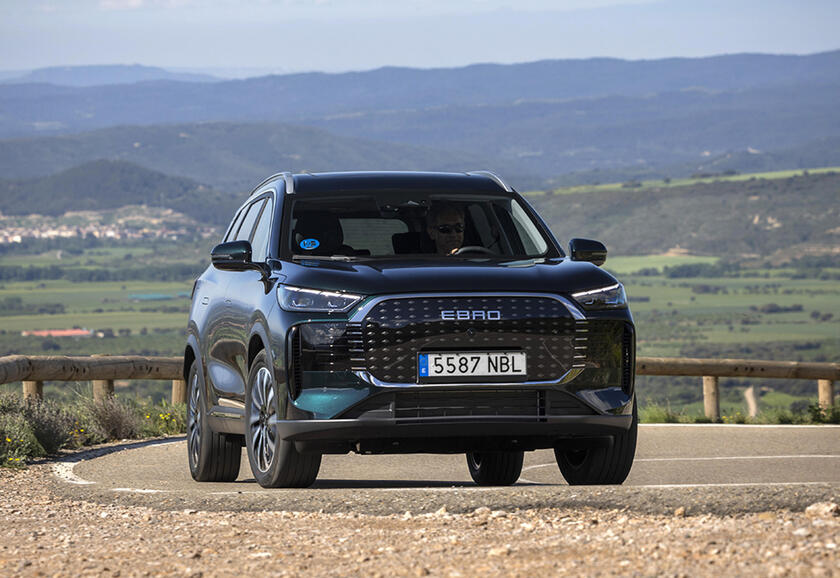 Nuovo suv compatto ibrido s400