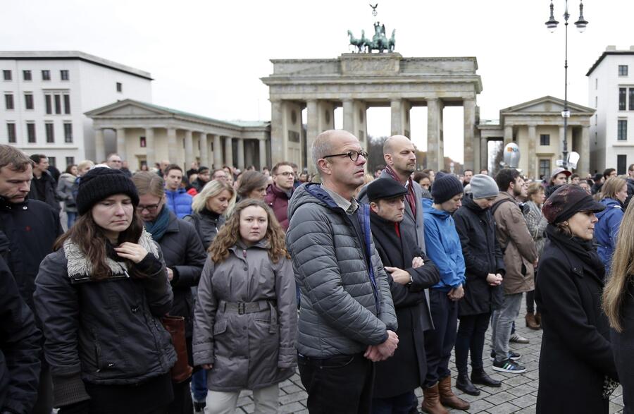 Parigi: minuto di silenzio a Berlino © 