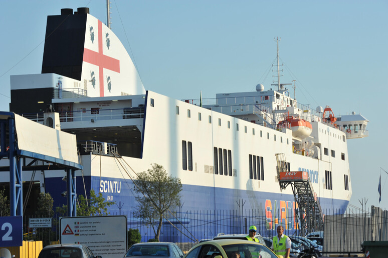 Un traghetto a Civitavecchia - RIPRODUZIONE RISERVATA