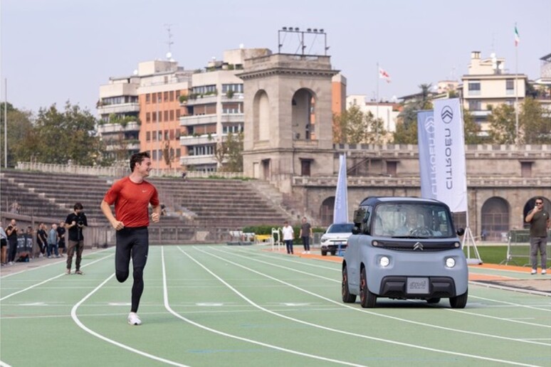 Citroën Ami sfida in pista il velocista Filippo Tortu - RIPRODUZIONE RISERVATA