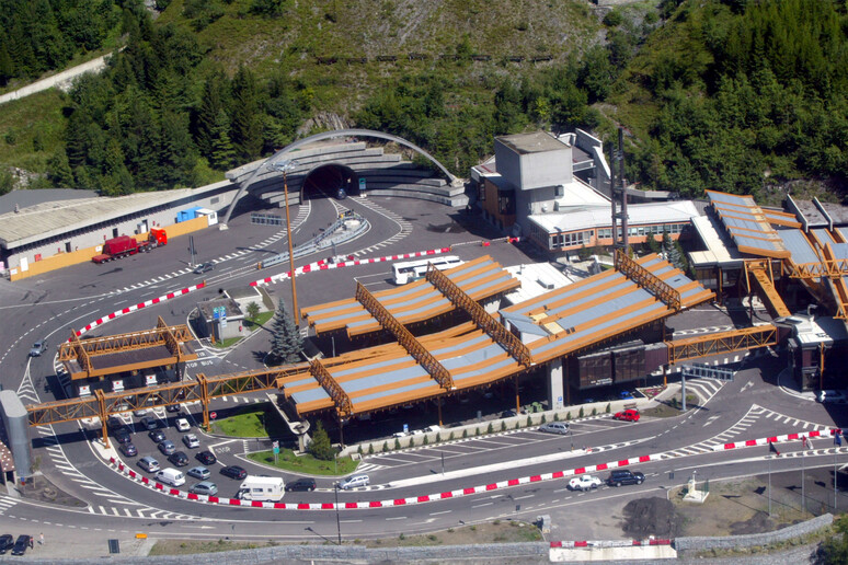 - RIPRODUZIONE RISERVATA