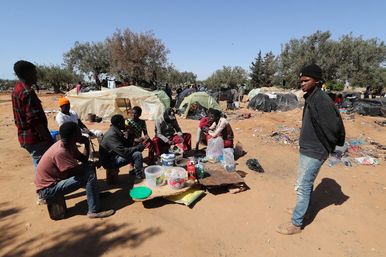 Migranti subsahariani nel governatorato di Sfax © ANSA/EPA