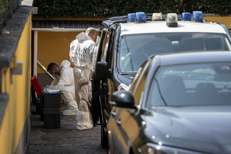 Carabinieri al lavoro nei pressi del giardino di una villetta dove fu trovato un neonato morto - RIPRODUZIONE RISERVATA