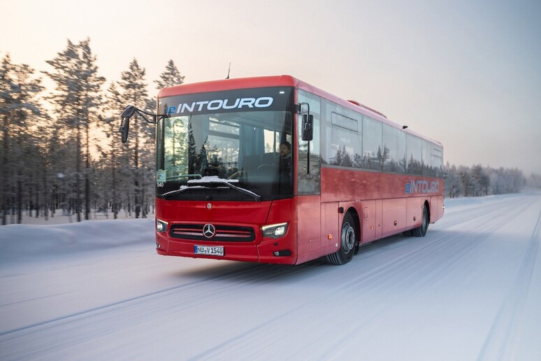 Superati test in Finlandia per bus elettrico Mercedes-Benz © ANSA/Mercedes-Benz