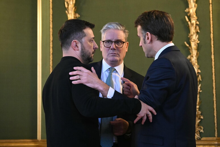 Emmanuel Macron con Volodymyr Zelensky e Keir Starmer © ANSA/EPA