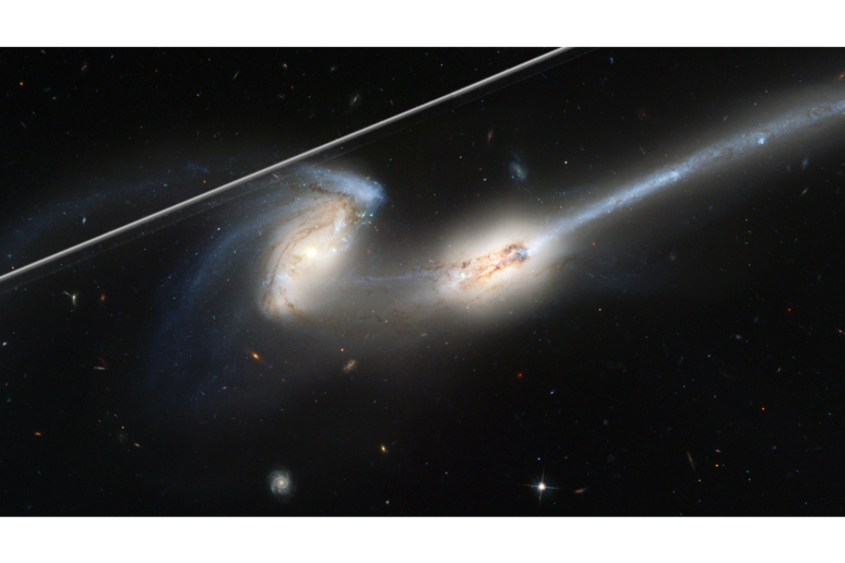 La scia di un satellite disturba l 'osservazione di due galassie (fonte; NASA, ESA, STScI) - RIPRODUZIONE RISERVATA