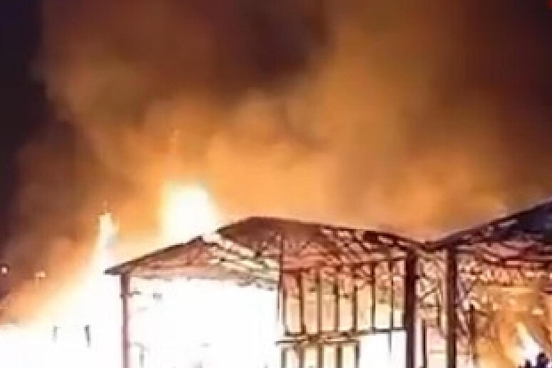 Incendio nella notte all 'Ortomercato di Milano - RIPRODUZIONE RISERVATA