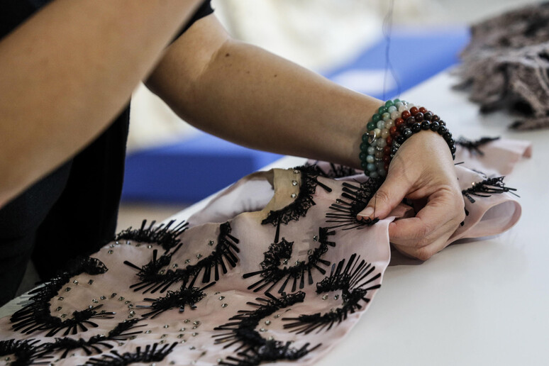 Una donna al lavoro in un 'impresa femminile - RIPRODUZIONE RISERVATA