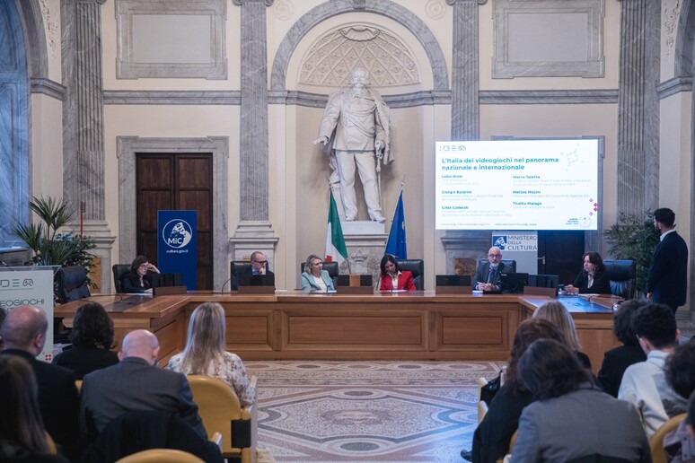- RIPRODUZIONE RISERVATA