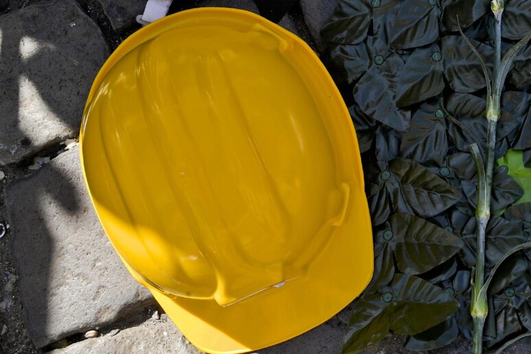 Un caschetto giallo - RIPRODUZIONE RISERVATA