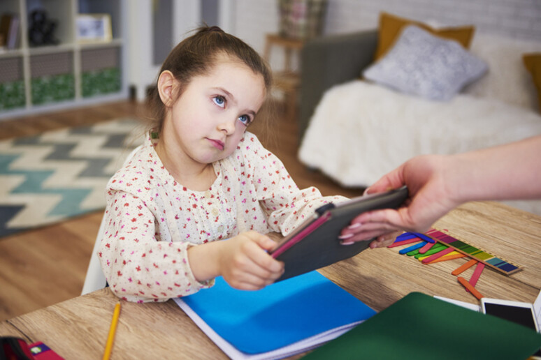 Università Torino, ipercontrollo mina salute mentale bambino - RIPRODUZIONE RISERVATA