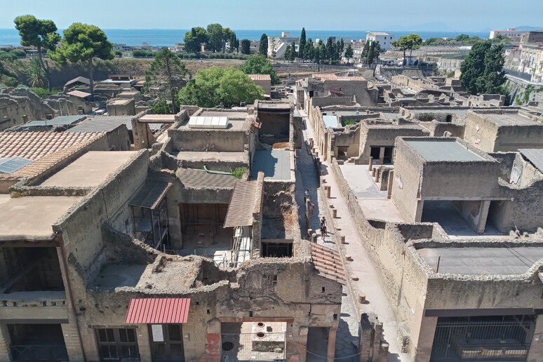 - RIPRODUZIONE RISERVATA