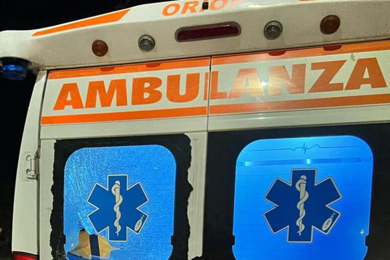 Un 'ambulanza - RIPRODUZIONE RISERVATA