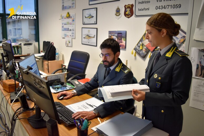 - RIPRODUZIONE RISERVATA