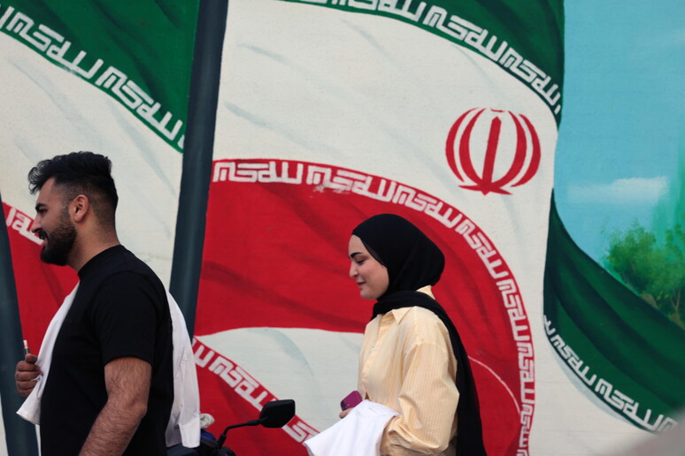 Murale con la bandiera iraniana a Teheran. Immagine d 'archivio © ANSA/EPA