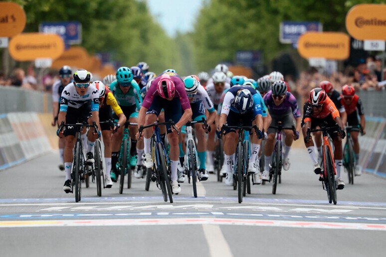 Giro: Pedersen fa il bis allo sprint e torna in rosa © ANSA/AFP